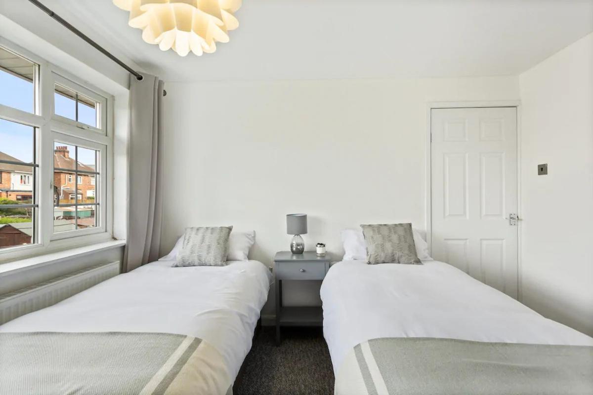 Bright & Spacious With Garden & Parking Nottingham Bagian luar foto